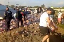 #Video: ¡Rapiña! Se llevan cerveza de un tráiler volcado en #Ecatepec