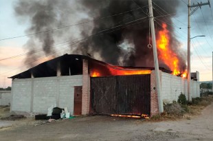 #Video: Fuerte incendio arrasa con bodega de residuos en #Edoméx