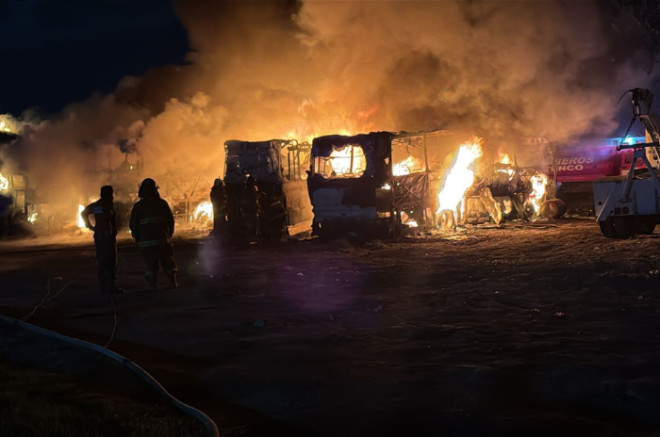 Bomberos de Tezoyuca y municipios vecinos trabajaron durante varios minutos para sofocar el incendio