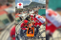 Cruz Roja, Protección Civil y Bomberos de Toluca colaboraron para descender al hombre y trasladarlo a un hospital; su estado de salud se reporta como reservado.