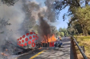 Vehículo incendiado utilizado para bloquear la carretera Toluca–Zitácuaro