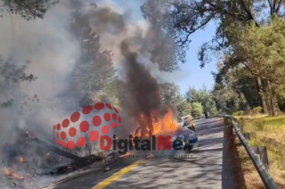 Vehículo incendiado utilizado para bloquear la carretera Toluca–Zitácuaro