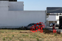 La vivienda en Cacalomacán, Toluca, fue resguardada por la Policía tras el homicidio de dos hombres en un presunto conflicto familiar.