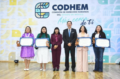 María Esther Rodríguez Hernández y Víctor Leopoldo Delgado Pérez junto a las galardonadas del Premio Mujeres Defensoras de Derechos Humanos 2026 en el Edoméx.
