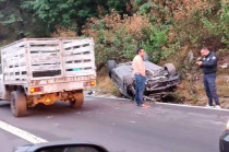 Un vehículo volcó sobre la carretera México-Toluca a la altura de La Pila, sin dejar víctimas.