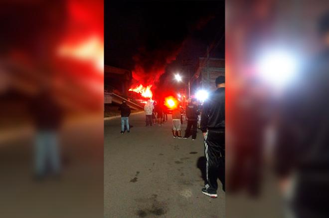 Las llamas pudieron observarse a varios metros de distancia, lo que alertó a los probadores.