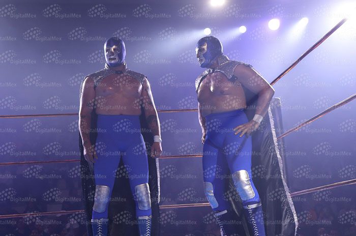 Blue Demon Jr. y Blue Demon Tercero hacen vibrar al público en el Gimnasio Agustín Millán de Toluca.