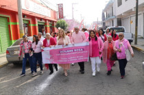 Ana Muñiz durante la Caminata Rosa y entrega de transporte para estudios de mastografía