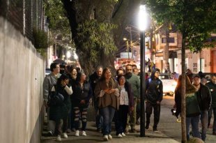 Nancy Valdez, presidenta municipal de Ocoyoacac, durante la entrega de la obra de alumbrado público en la avenida Martín Chimaltécatl.
