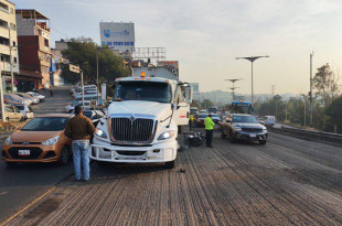Al derrapar, el conductor impactó contra un tráiler y quedó tendido bajo la pesada unidad, que terminó por arrollarlo.