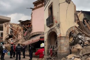 pie de foto El desplome de una parte de Los Portales de Ixtlahuaca dejó escombros sobre la vía pública.