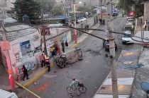 El auto aparentemente perdió los frenos, lo que ocasionó que el conductor perdiera el control.