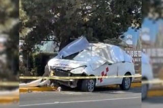 El taxi quedó impactado contra un poste en la vía Las Torres
