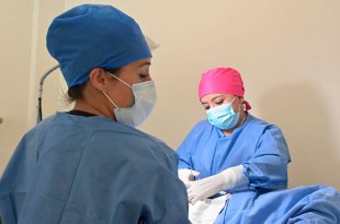Personal médico realiza una vasectomía sin bisturí durante las jornadas gratuitas de planificación familiar en el Estado de México.
