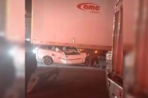 En en el lugar quedaron involucradas una camioneta que se impactó contra la caja de un tráiler.