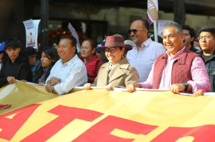 Azucena Cisneros Coss encabeza a miles de ecatepenses en el Zócalo, mostrando su respaldo a la presidenta Claudia Sheinbaum.