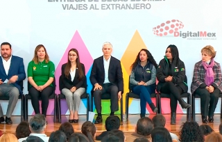 Entrega Del Mazo rehabilitación de Galería de Arte Mexiquense y 25 becas Edomex