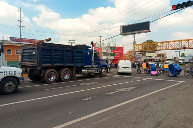 Habitantes de dos comunidades bloquearon la Texcoco-Lechería para exigir que se resuelva una disputa territorial que afecta a unas 7 mil personas.