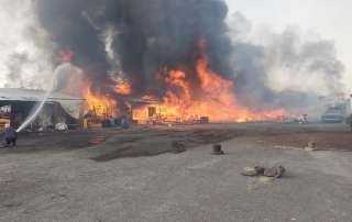 Hubo varias bodegas desplomadas y al menos un vehículo calcinado