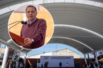 Ricardo Moreno Bastida, presidente municipal de Toluca, durante la entrega del arcotecho en la Secundaria Guadalupe Victoria en San Pedro Totoltepec.