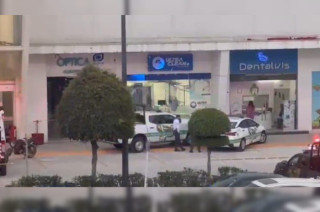 Momento captado por cámaras de seguridad en el que sujetos armados ingresan a la lavandería de Plaza Arkana