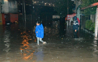 Se desborda nuevamente la presa El Ángulo; imposible paso de servicios de emergencia