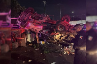 Camión de basura volcado tras caer de puente