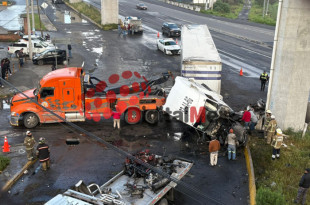 El tráiler fue retirado con grúa luego de chocar contra una de las bases del Tren Interurbano