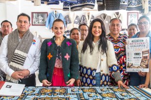 La presidenta municipal de Tianguistenco, Erika Olea de la Torre, y la secretaria de Turismo estatal, Nelly Carrasco Godínez, durante el recorrido por espacios culturales y artesanales del municipio.