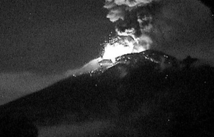 Se activa el Popocatépetl, lanza fragmentos incandescentes y cae ceniza en municipios