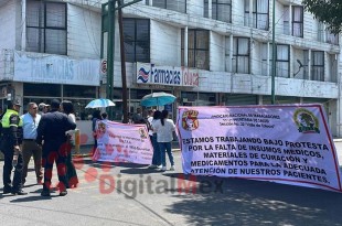 Trabajadores del ISEM exigen abasto de insumos médicos y contratación de personal.