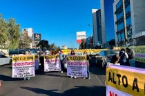 Después de desplegar mantas y bloquear tres carriles, una comisión fue atendida por autoridades