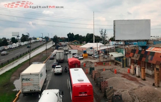 &quot;Atorados&quot; autos por reducción de dos carriles de la carretera México-Toluca