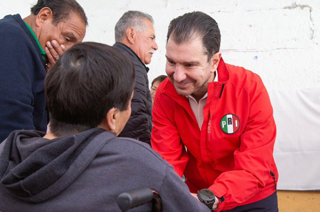 Elías Rescala dialoga con vecinos y jóvenes futbolistas de Los Remedios, en Naucalpan.