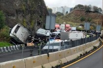 El accidente sucedió antes de llegar a la caseta de Interlomas, a la altura de Huixquilucan.