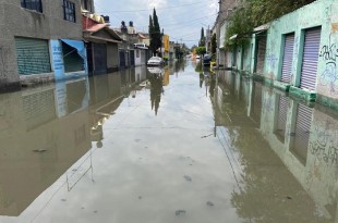 Familias en Jardines de Morelos, Ecatepec, enfrentan inundaciones anuales sin apoyo municipal; la reciente lluvia dejó niveles de agua de más de 30 cm.
