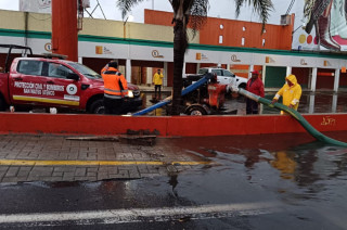 Personal municipal bombea agua para evitar inundaciones