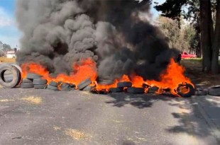 Muere peatón atropellado en la Toluca-Palmillas; vecinos queman llantas y bloquean la vía