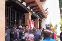 Policías de Villa del Carbón mantienen una protesta frente a la Presidencia Municipal.