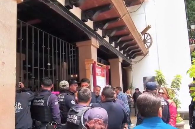 Policías de Villa del Carbón mantienen una protesta frente a la Presidencia Municipal.