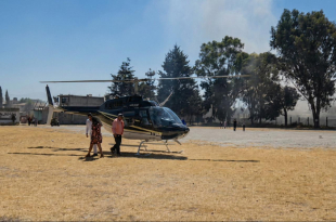 El presidente municipal Rafael Vázquez de la Rosa desciende del helicóptero en los campos de fútbol de San Pablito