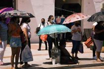Se recomienda usar bloqueador solar, ropa de colores claros, lentes de sol y sombreros.