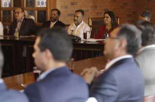 Fernando Flores en reunión con el consejo coordinador