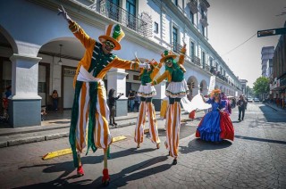 Al ritmo de la batucada y liderados por zanqueros, recorrieron diversas calles de Toluca hasta llegar al Teatro Universitario “Los Jaguares”.