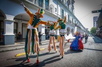Al ritmo de la batucada y liderados por zanqueros, recorrieron diversas calles de Toluca hasta llegar al Teatro Universitario “Los Jaguares”.