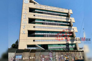 Durante la mañana de este 8 de mayo, la universidad colocó mallas metálicas alrededor del edificio administrativo como medida preventiva.