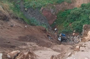 Video: Conductor sobrevive tras caer 40 metros en camión de volteo en Chimalhuacán
