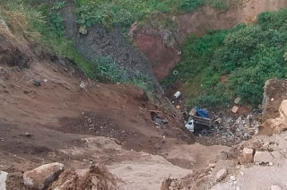 Video: Conductor sobrevive tras caer 40 metros en camión de volteo en Chimalhuacán