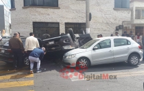 #Toluca: carambola deja volcadura en colonia Morelos