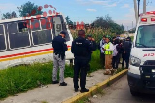 Paramédicos de Protección Civil y del Servicio de Urgencias del Estado de México (SUEM) acudieron al lugar para atender a los estudiantes.